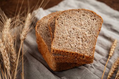 Taze fırınlanmış çavdar ekmeği.
