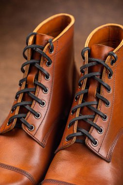 El yapımı kahverengi deri çizmeler. 