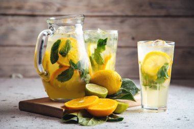 Sürahi ve bardakta taze limonata