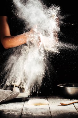 Un pizzalı fırıncı eli.