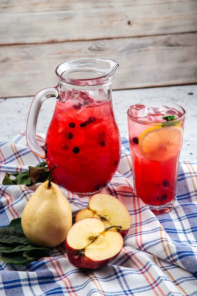 Frische Beeren und Früchte-Limonade im Krug und Glas — Stockfoto