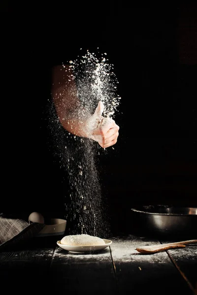 Bakare hand med mjöl pizza beredning — Stockfoto