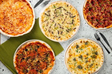 Farklı taze fırınlanmış pizzaların üst görüntüsü