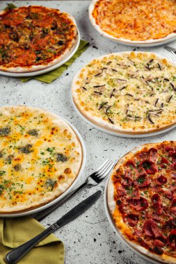 Bir grup yeni pişmiş pizza.