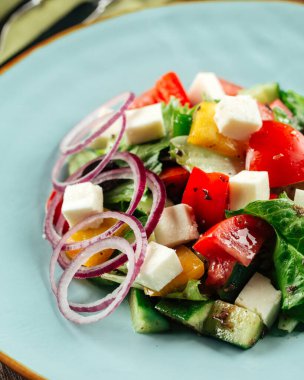 Peynirli taze sebze salatasına yaklaş.