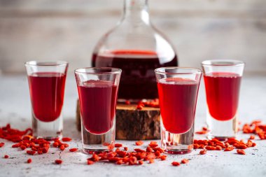Kırmızı böğürtlen likörü ve shot bardaklarıyla süsleme