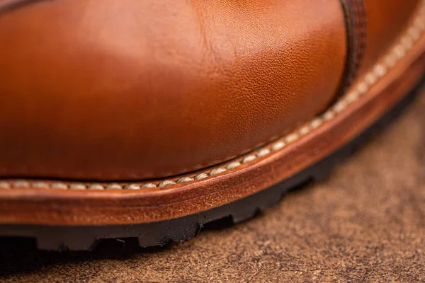 Крупный план на ручной работы коричневые кожаные сапоги — стоковое фото