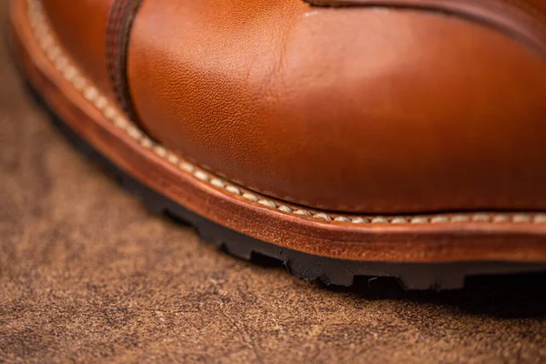 Крупный план на ручной работы коричневые кожаные сапоги — стоковое фото