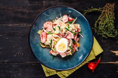 Yumurta ve sebzeli füme sosis salatası.