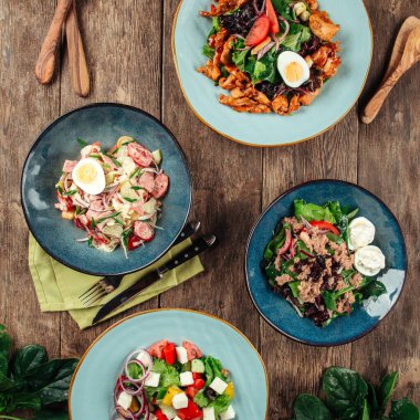 Yunan ton balığı sosisi ve tavuk salatası manzarası