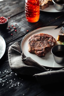 Izgara dana biftek sebze garnitür ile