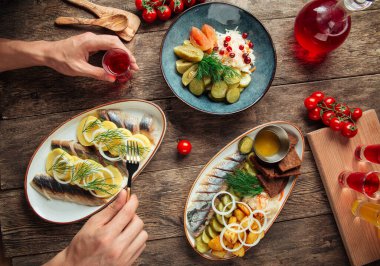 Rus ringa balığı yemek kırmızı likörle aperatif
