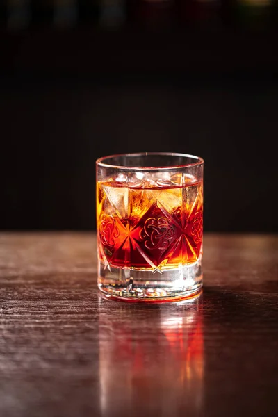 Verre en cristal de cocktail negroni classique avec glace — Photo