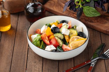 tabak taze Yunan salatası