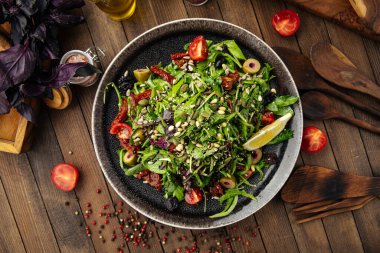 Çam fıstıklı yeşil Akdeniz salatası