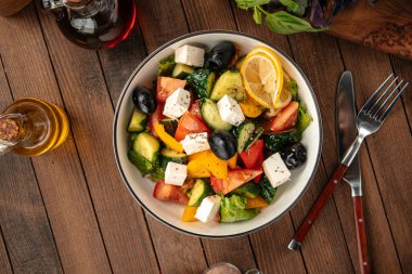 tabak taze Yunan salatası