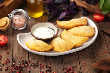 Krema soslu kızarmış chebureks tabağı.