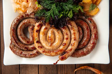 Lahana turşulu ızgara sosis.