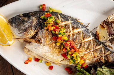 İştah açıcı ızgara balığa yaklaş.