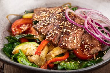 Sebzeli salata ve kızarmış et.