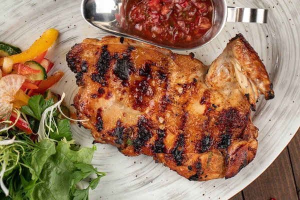 Salata ve salsa soslu ızgara tavuk.