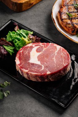 Bir parça çiğ mermer biftek