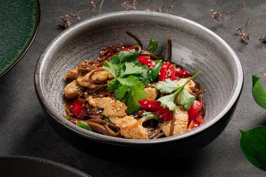 Tavuklu Asya usulü erişte.