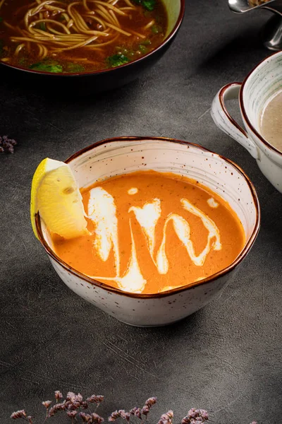 Vörös lencse krém leves tejszínnel — Stock Fotó