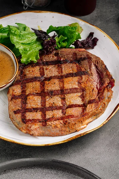 Grilovaný hovězí steak s pepřovou omáčkou — Stock fotografie