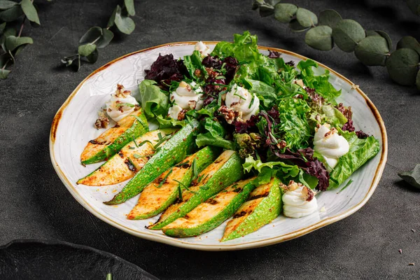 Kızarmış kabak salatası ve süzme peynir.