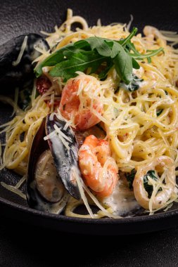 Bir kase gurme deniz ürünleri makarnası.