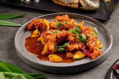 Tatlı ve ekşi soslu pişirilmiş Walleye balığı.