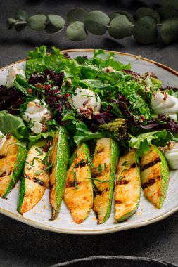 Kızarmış kabak salatası ve süzme peynir.