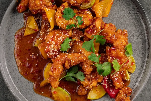 Tatlı ve ekşi soslu pişirilmiş Walleye balığı.