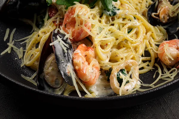 Bir kase gurme deniz ürünleri makarnası.