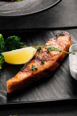 Brokolili ızgara somon fileto biftek.