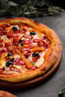 Hunter Sausages Pizza 'ya yakın çekim