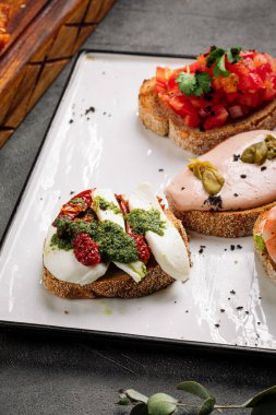 Farklı malzemelerle çeşitli bruschetalar.