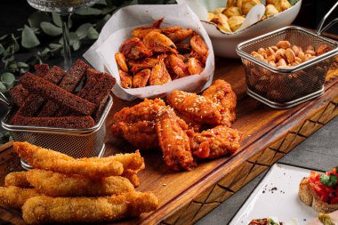 Tuzlu ve çıtır çıtır bira aperatifleri.