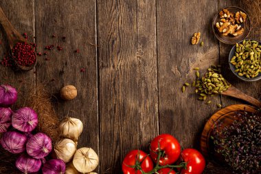 çerçeve ahşap arka plan üzerinde sebze