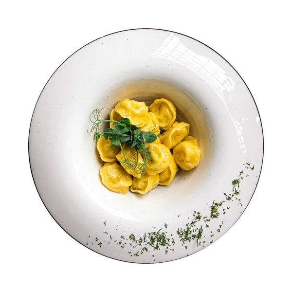 Ayrı bir tabak pişmiş pelmeni Rus köftesi.