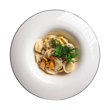 Ayrı bir tabak pişmiş pelmeni Rus köftesi.