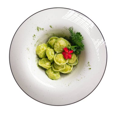 İzole edilmiş yeşil pelmeni Rus köftesi tabağı.