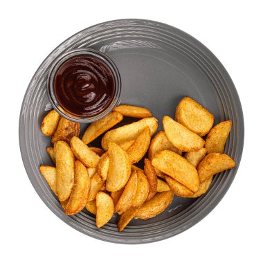 İzole edilmiş fırında patates dilimleri.