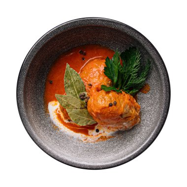 İzole edilmiş kıyma dolgulu lahana ruloları golubtsi