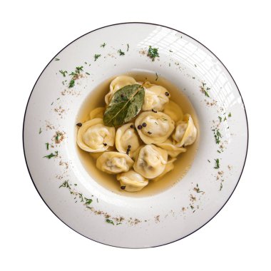 Ayrı bir tabak pişmiş pelmeni Rus köftesi.