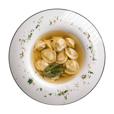 Ayrı bir tabak pişmiş pelmeni Rus köftesi.