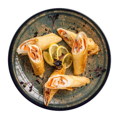 İzole edilmiş somonlu Rus gözleme ruloları.