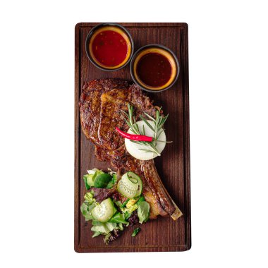 Izgara biftek ve soslu biftek.