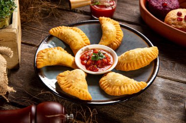 Bir tabak kızarmış oryantal köfte çizelgesi.